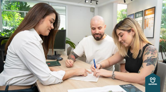 Aprende cómo usar tus cesantías para comprar vivienda en Colombia. Guía práctica para pagar la cuota inicial y acceder a tu apartamento propio.